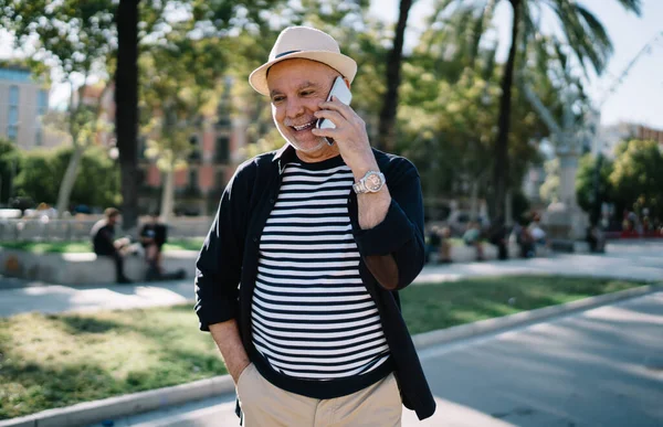 Радостный Мужчина Средних Лет Повседневной Одежде Шляпе Говорит Мобильному Телефону — стоковое фото