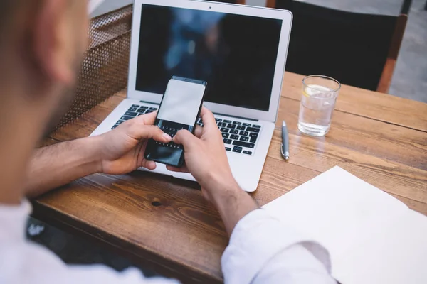 Hoge Hoek Van Gewas Mannelijke Freelancer Wit Shirt Zitten Aan — Stockfoto