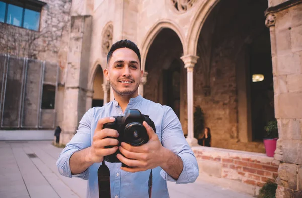 Gut Gelaunte Touristen Legerer Kleidung Besichtigen Die Sehenswürdigkeiten Und Halten — Stockfoto