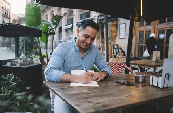 Uomo Etnico Positivo Con Taglio Capelli Alla Moda Camicia Blu — Foto Stock