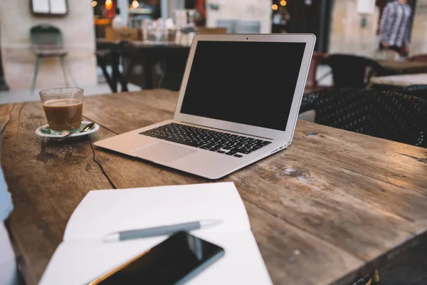 Table Bois Dans Café Rue Confortable Avec Verre Café Ordinateur — Photo