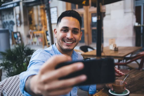 Giovane Uomo Etnico Positivo Abbigliamento Casual Prendendo Selfie Social Media — Foto Stock