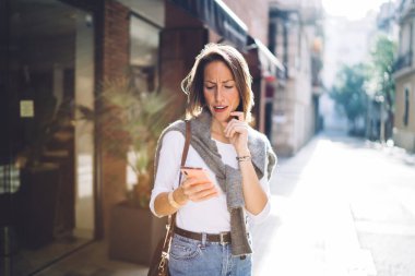 Modayı takip eden beyaz kadın sokakta yürürken posta ve mesajları akıllı telefondan okurken, 20 'li yaşlarda gülümseyen kadınlar şehir merkezinde cep telefonu numaralarıyla dolaşırken,