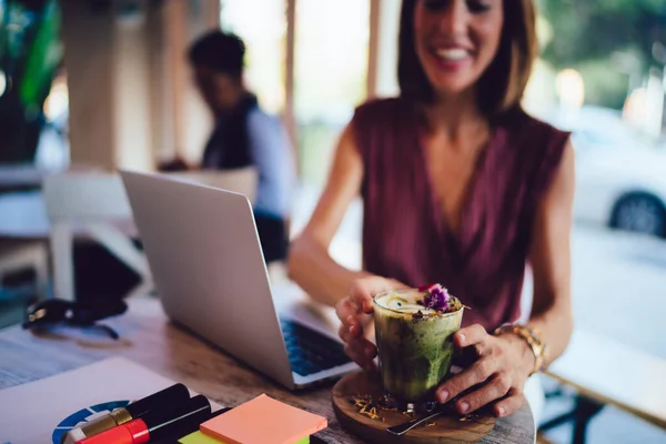 Fentről Termés Mosolygós Elegáns Ruhában Reggeli Smoothie Miközben Dolgozik Laptop — Stock Fotó