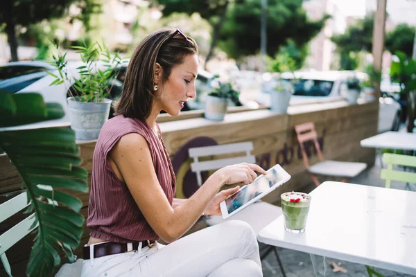 Moda Kıyafetli Güzel Bir Kadın Internet Sitesinde Dijital Tablet Üzerinde — Stok fotoğraf