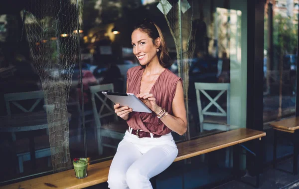 Positiv Vuxen Etnisk Kvinna Casual Kläder Vidröra Skärmen Surfplattan Och — Stockfoto