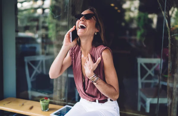 Lachende Volwassen Vrouw Stijlvolle Outfit Praten Smartphone Glimlachen Tijdens Het — Stockfoto