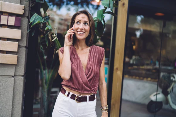 Mulher Bonita Alegre Vestida Com Desgaste Elegante Rua Falando Telefone — Fotografia de Stock