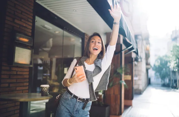 Mujer Alegre Elegante Con Teléfono Inteligente Ropa Casual Saludando Mano —  Fotos de Stock