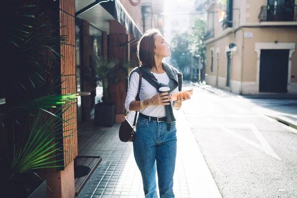 Vrolijke Mooie Vrouw Trendy Kleding Lopen Straat Met Behulp Van — Stockfoto