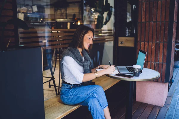 Mujer Caucásica Alegre Ropa Casual Disfrutando Trabajar Freelance Cafetería Haciendo —  Fotos de Stock