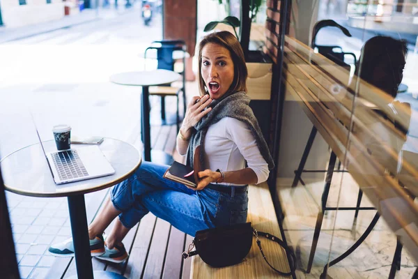 Sonriente Mujer Caucásica Trabajando Remotamente Ordenador Portátil Apuntando Algo Haciendo —  Fotos de Stock