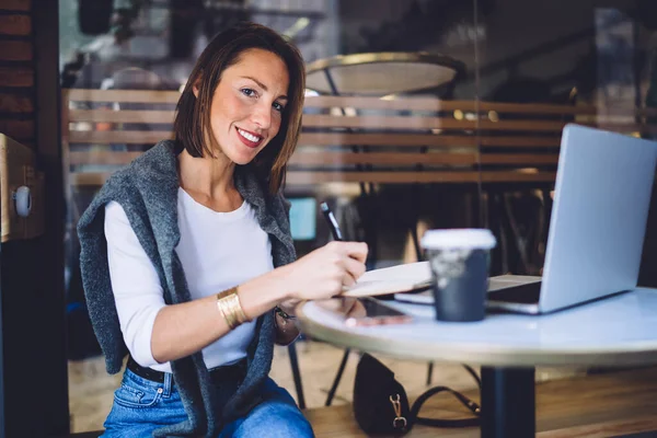 Mujer Sonriente Positiva Con Ropa Casual Sentada Banco Madera Mientras —  Fotos de Stock