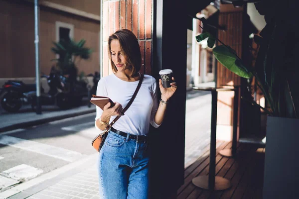 Mulher Adulta Elegante Roupas Casuais Sorrindo Bebendo Café Quente Enquanto — Fotografia de Stock