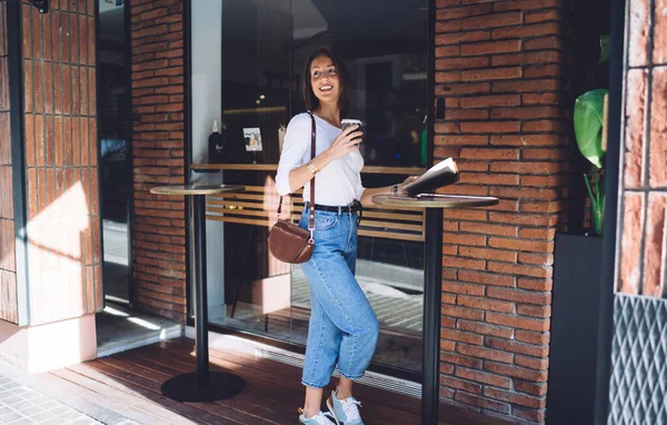 Trendy Gekleed Vrouw Casual Kleding Staan Cafe Terras Met Koffiebeker — Stockfoto