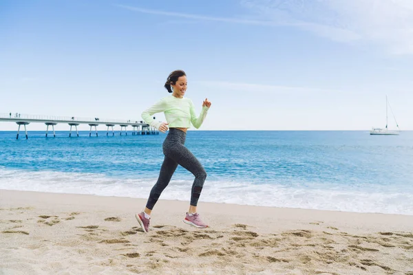 Aktif Beyaz Kadın Açık Havada Koşuyor Sağlıklı Yaşam Tarzı Üzerinde — Stok fotoğraf