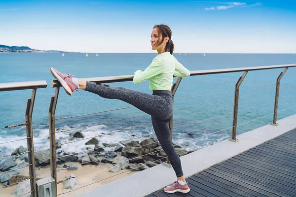 Volledige Lengte Flexibele Vrouw Activewear Staan Pier Doen Yoga Oefening — Stockfoto