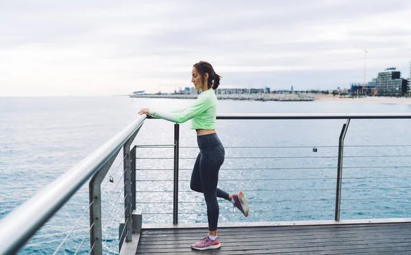 Zijaanzicht Van Rustige Middelbare Leeftijd Slanke Vrouw Sportkleding Doet Fitness — Stockfoto