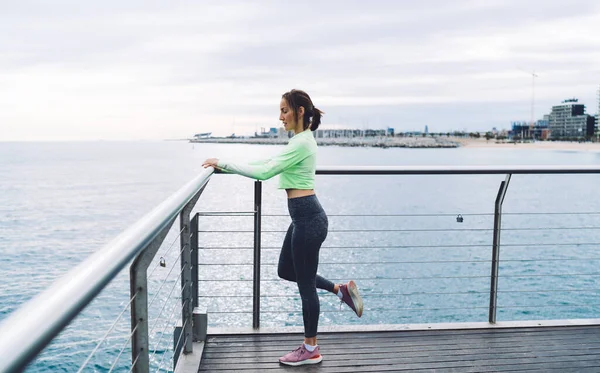 Vista Lateral Tranquila Mediana Edad Delgada Mujer Ropa Deportiva Haciendo — Foto de Stock