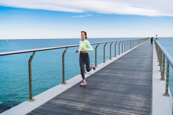 Jonge Vrouwelijke Jogger Actieve Kleding Bereiken Running Goals Cardiosessie Ochtend — Stockfoto