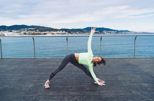 Starke Weibliche Yogi Mit Athletischem Körper Steht Asana Stretching Muskeln — Stockfoto