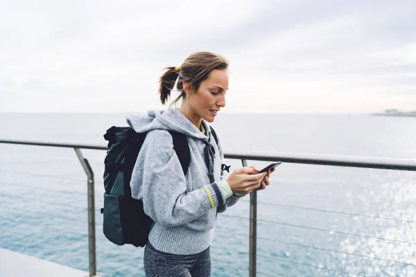 Grave Femmina Adulta Giacca Calda Con Zaino Utilizzando Smartphone Messaggistica — Foto Stock