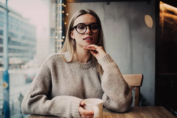 Retrato Metade Comprimento Cliente Feminino Caucasiano Atraente Óculos Moda Para — Fotografia de Stock