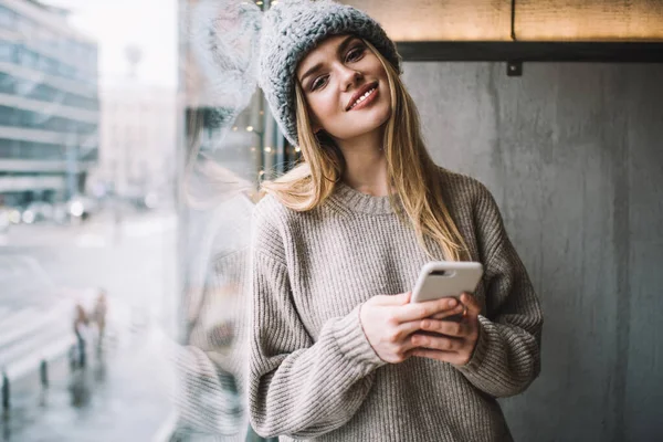 Portrait Longueur Blogueur Millénaire Avec Gadget Cellulaire Moderne Souriant Caméra — Photo