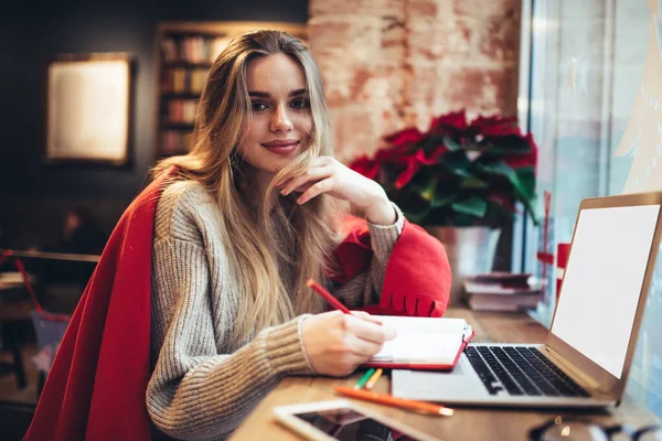 Portrait Caucasian Female Student 20S Smiling Camera Online Learning Cafe — Stock Photo, Image