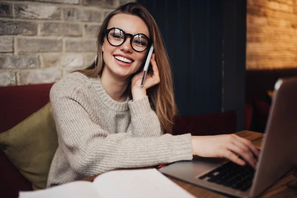 Cheerful Female Student Optical Eyewear Enjoying Smartphone Conversation Discussing Freelance — Stock Photo, Image