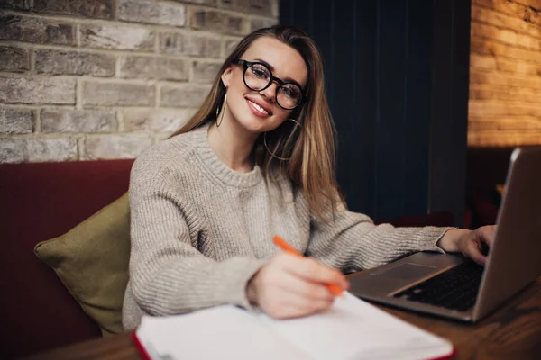 Positive Young Casually Dressed Woman Big Earrings Sitting Table Laptop — Stock Photo, Image