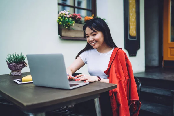 Feliz Mujer Asiática Freelancer Ropa Casual Sonriendo Trabajando Proyecto Remoto —  Fotos de Stock