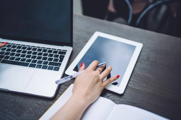 High Angle Unrecognizable Female Freelancer Sitting Wooden Table Working Remote — Stock Photo, Image