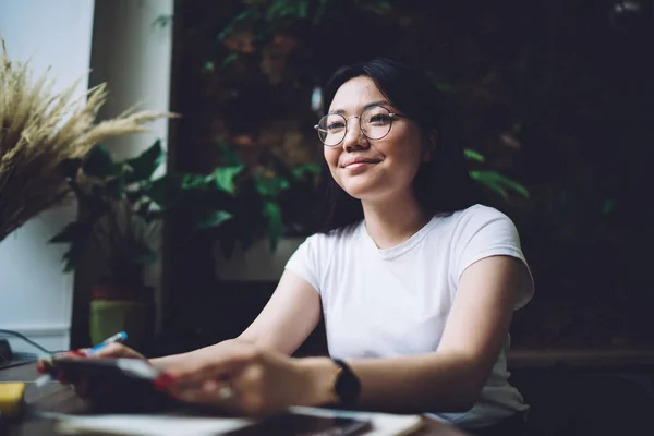 Optimistische Aziatische Vrouw Brillen Kijken Weg Surfen Tablet Terwijl Het — Stockfoto