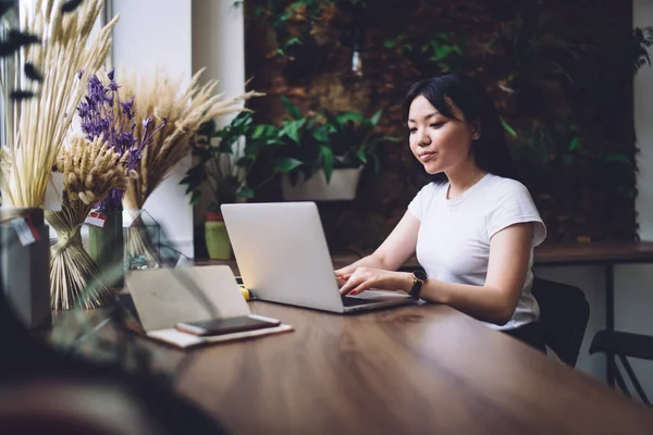 Tânără Asiatică Uzură Casual Stând Masă Lucrând Proiect Prin Netbook — Fotografie, imagine de stoc