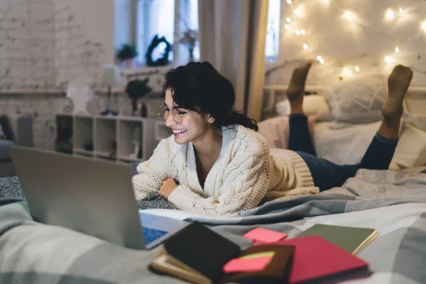 Full Body Optimistische Vrouw Slaapkledij Bril Glimlachen Werken Afstand Laptop — Stockfoto