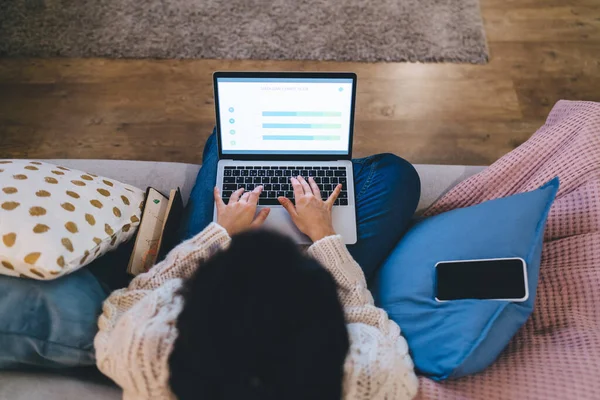 Visão Superior Mulher Irreconhecível Desgaste Casual Digitando Netbook Verificando Mídias — Fotografia de Stock