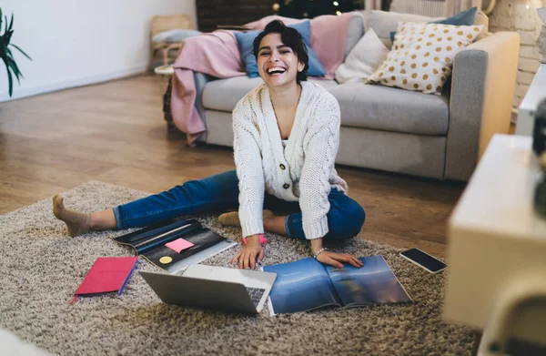 Alto Ângulo Empreendedora Feminina Positiva Comprimento Total Desgaste Casual Sentado — Fotografia de Stock