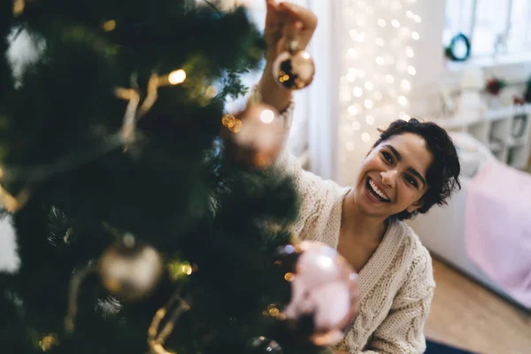 Cima Fêmea Feliz Roupa Casual Que Decora Árvore Natal Com — Fotografia de Stock