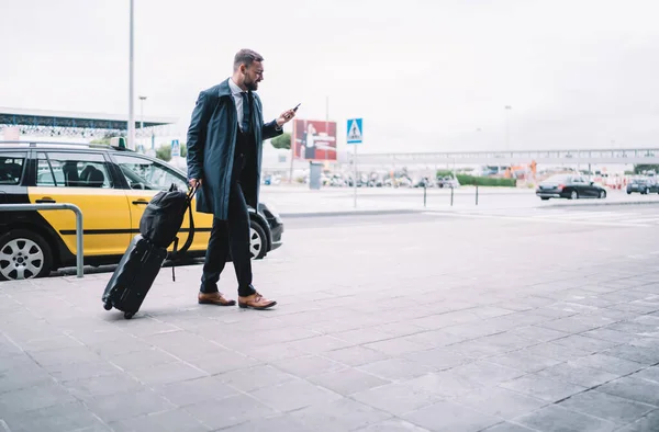 Caucasian Passenger Checking Electronic Ticket Info Terminal Departure Using Modern — Stock Photo, Image