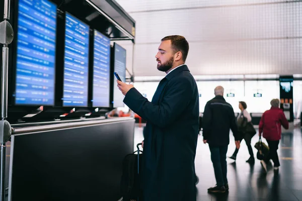 Selbstbewusster Männlicher Chef Der Abflugzeit Und Gate Informationen Flughafennähe Handy — Stockfoto