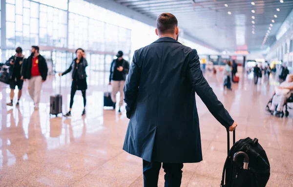 Rückansicht Eines Formell Gekleideten Geschäftsmannes Mantel Eilt Zum Abflug Flughafen — Stockfoto