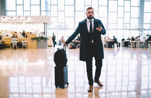 Serious Elegant Bearded Male Formal Wear Luggage Standing Modern Airport — Stock Photo, Image