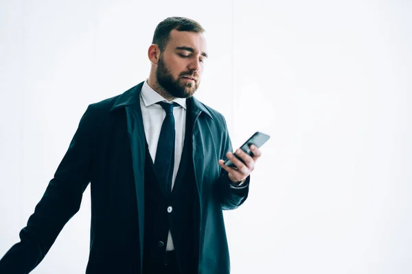 Formally Dressed Male Entrepreneur Using Cellular Application Checking Account Balance — Stock Photo, Image