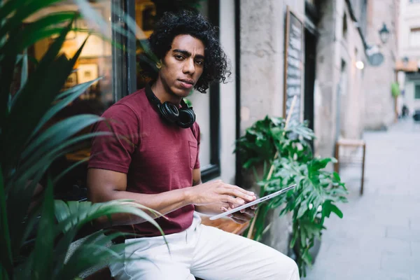 Joven Hombre Negro Serio Ropa Casual Con Pelo Rizado Sentado — Foto de Stock