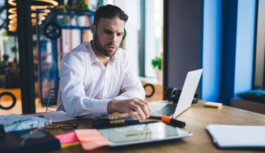 Kafkasyalı serbest yazar, internet ağı kurmak, iş yapmak ve iş projesi geliştirmek için internete bağlanmak için modern dokunma rampası üzerinden internet yayınını araştırıyor.