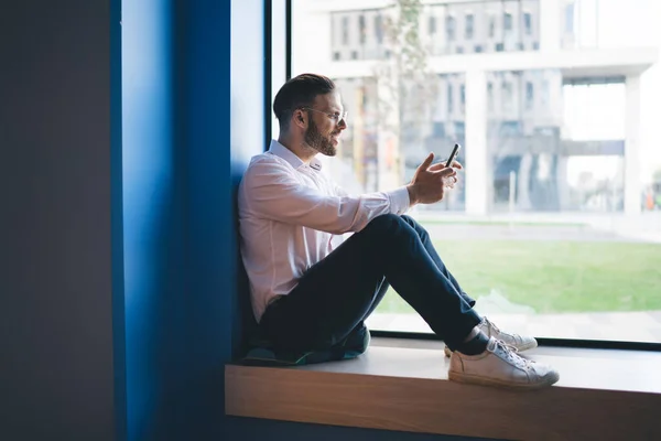 블로거는 창턱에 현대의 기술에 연결을 사용하여 Sms 메시지와 게시를 보내는 — 스톡 사진