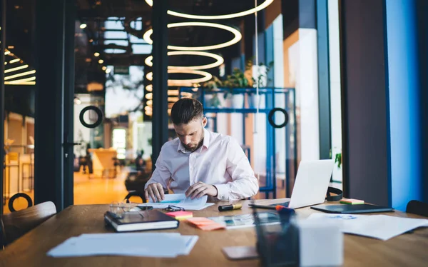 Empresario Masculino Exitoso Ropa Casual Inteligente Sentado Escritorio Oficina Leyendo — Foto de Stock