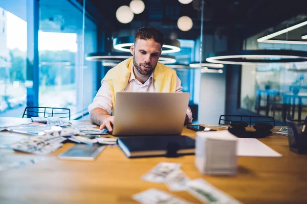 Professionele Handelaar Met Behulp Van Draadloze Internetverbinding Moderne Laptop Technologie — Stockfoto