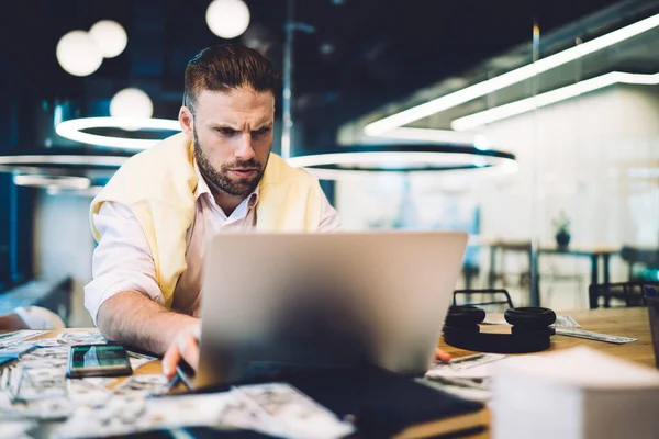 Profesional Masculino Serio Traje Casual Elegante Que Comprueba Ingreso Que — Foto de Stock